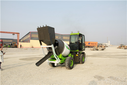 <b>建筑工程中哪種自上料混凝土攪拌罐車更合適？</b>