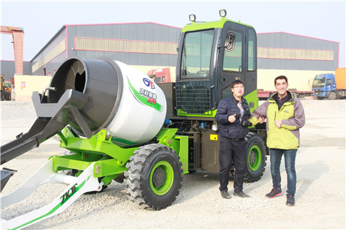 <b>攪拌車后面的大筒為什么邊走邊轉(zhuǎn)？</b>