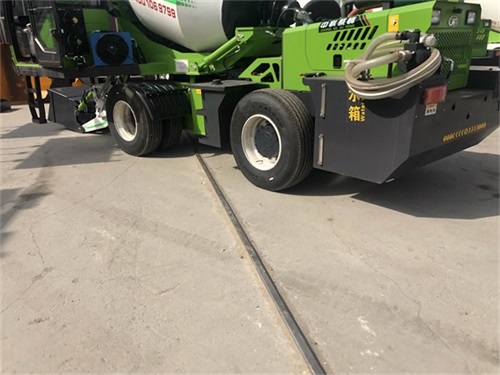 <b>全自動自上料攪拌車按照不同的方式可以分為哪些類型？</b>